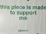 une étiquette indiquant que cet article a été conçu pour soutenir « Me Green »