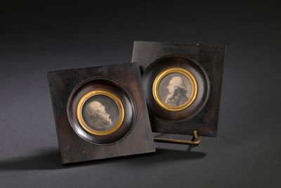 une paire de portraits encadrés représentant un homme et une femme