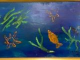une photo d'un tableau représentant un poisson et des algues