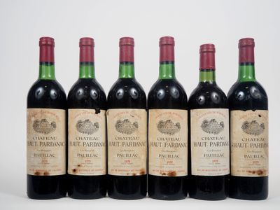 six bouteilles de vin sont alignées dans une rangée
