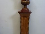 un vase posé sur un socle dans une pièce