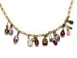 une photo d'un collier en or orné de diverses breloques