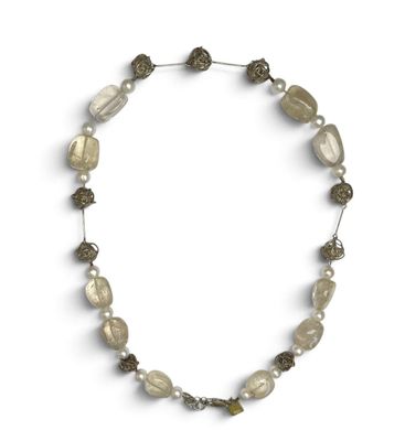 Le collier est composé de perles en verre et de perles en argent
