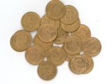 une pile de pièces de monnaie posée sur une surface blanche