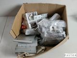 une boîte en carton remplie d'appareils électroniques posée sur une table