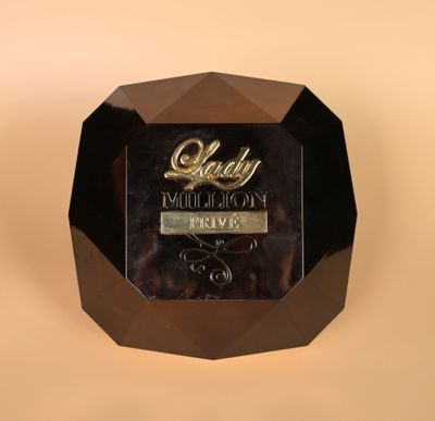 un gros plan d'une plaque sur laquelle figure un nom