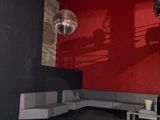 une photo d'un salon aux murs rouges
