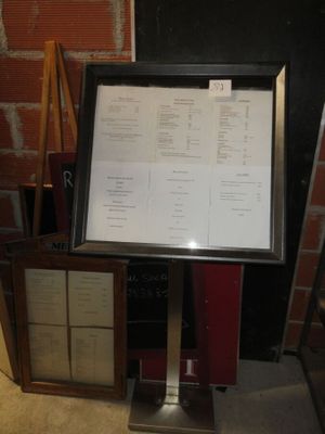 une photo d'une photo d'un menu posé sur un présentoir