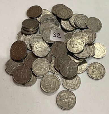 un tas de pièces de monnaie sur lequel est accrochée une étiquette indiquant le prix