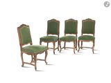 quatre chaises avec un revêtement vert, un revêtement vert, un revêtement vert, un revêtement vert, un revêtement vert, un revêtement vert, un revêtement vert, un revêtement vert