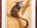 un tableau représentant un chat assis sur une branche d'arbre