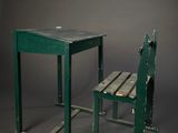 deux chaises en bois vertes et une table sur fond gris