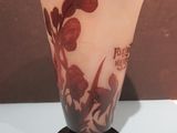 un vase en verre orné d'un motif posé sur une table