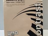 une image représentant une boîte de papier de couleur posée sur une table