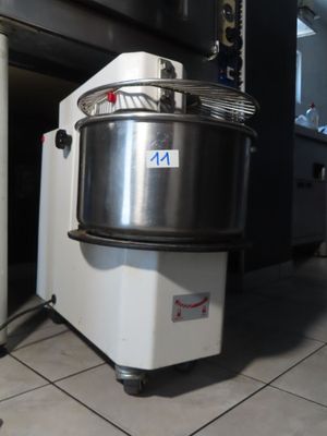 une machine posée sur le sol de la cuisine