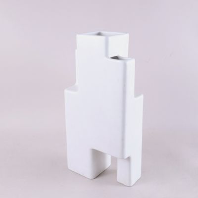 une image représentant un vase blanc sur fond blanc