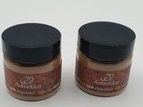 deux pots d'épices posés sur une surface blanche