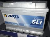 une photo d'une batterie de voiture posée sur une étagère dans un magasin
