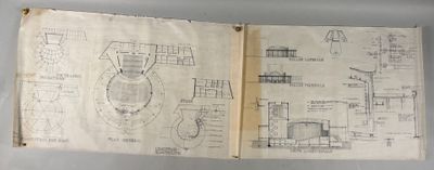 un vieux livre orné de dessins, posé sur une table
