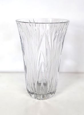 un vase en verre posé sur une table