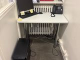 un bureau équipé d'un ordinateur et d'un moniteur