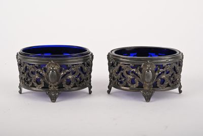 paire de bols en verre argenté et bleu, posés sur des socles