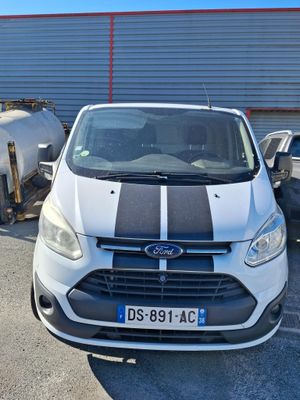 l'avant d'une fourgonnette Ford Transit blanche garée sur un parking
