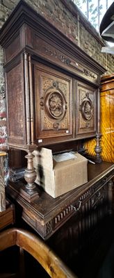 Buffet deux corps en bois naturel mouluré et sculpté, la par…