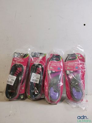 quatre paires de téléphones portables sont emballées dans des sachets en plastique sur une table
