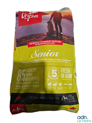une image représentant un sac de croquettes pour chiens âgés sur fond blanc