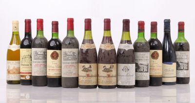 plusieurs bouteilles de vin sont alignées sur une surface blanche