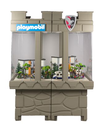 une vitrine Playmobil contenant des jouets