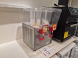 une machine posée sur un comptoir