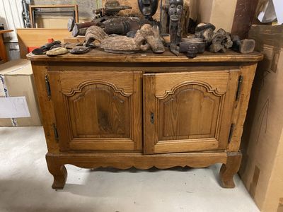 une armoire en bois sur laquelle sont posés plein d'objets