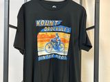 t-shirt noir avec l'image d'un homme à moto