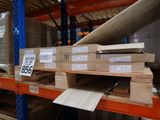 beaucoup de cartons sur les étagères de l'entrepôt