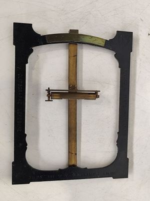 une croix au milieu d'un cadre noir et doré