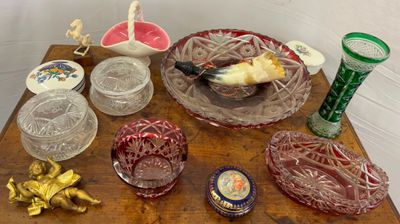 une table sur laquelle sont posés de nombreux objets en verre