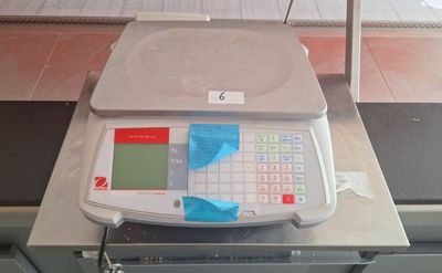une photo d'une balance posée sur une table dans un magasin