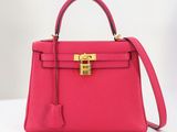 un sac Hermèson rose avec un fermoir doré sur la poignée