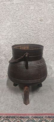 une grande casserole posée sur une table près d'un mur
