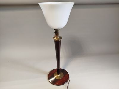 une lampe posée sur une table blanche
