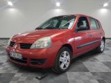 la photo d'une voiture rouge garée dans un garage