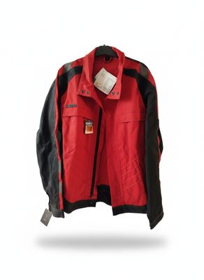 Veste rouge et noire pour homme, suspendue à un cintre, sur fond blanc