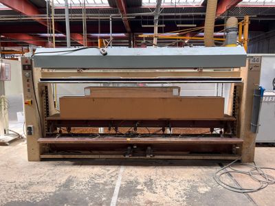 une machine qui se trouve au milieu d'un bâtiment