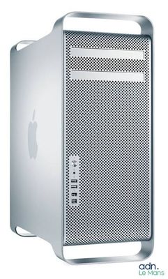 un gros plan d'un ordinateur Mac Pro de la marque Apple sur fond blanc