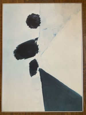 une image d'un tableau sur le mur d'une pièce