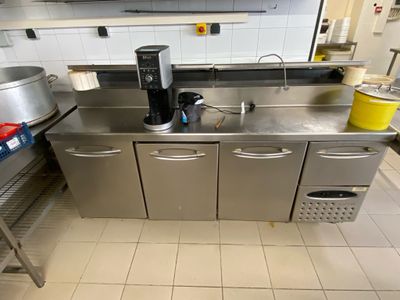 une cuisine en inox offrant beaucoup d'espace de plan de travail