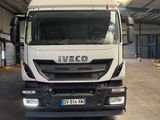 un camion blanc garé dans un garage
