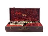 un saxophone dans son étui, sur fond blanc